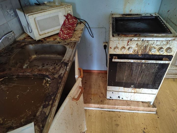 Likaantunut keittiö ongelma-asunnossa ennen puhdistusta ja desinfiointia
